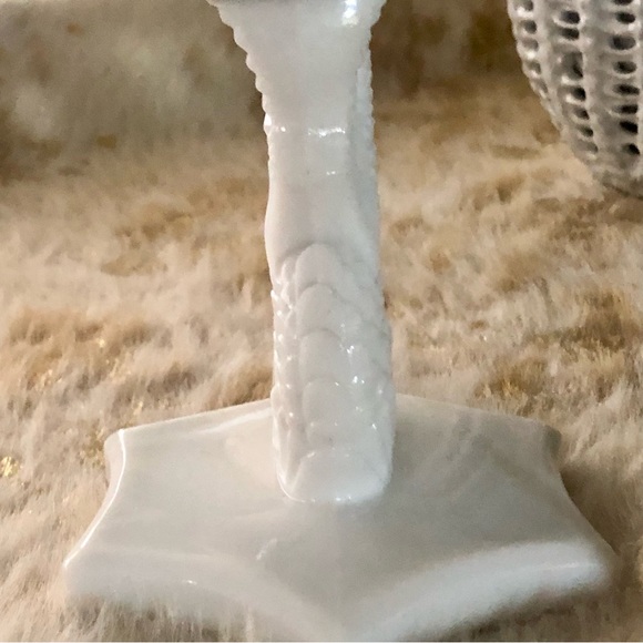 Vintage Westmoreland Milk Glass Dolphin Stem Shell Compote/Bowl - Picture 9 of 9